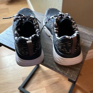 Sketchers air cooled goga mat size 9 woman’s sneaker.